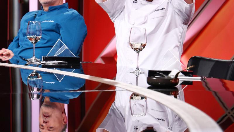 Chefi la cuțite, lider de audiență. Alexandru Szabo a luat cuțitul de aur din partea lui Chef Ștefan