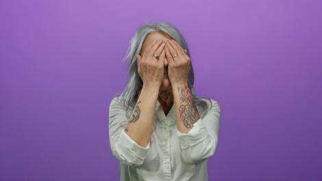 Femeia care a fost obligată de fostul iubit să &icirc;și tatueze numele lui de mai multe ori pe față și pe corp. Cum arată