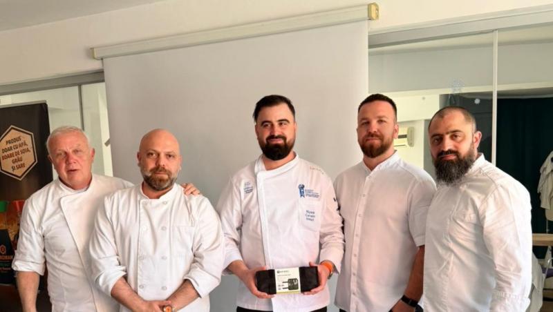 mai mulți bărbați &icirc;ntr-o poză pe un fundal deschis la culoare