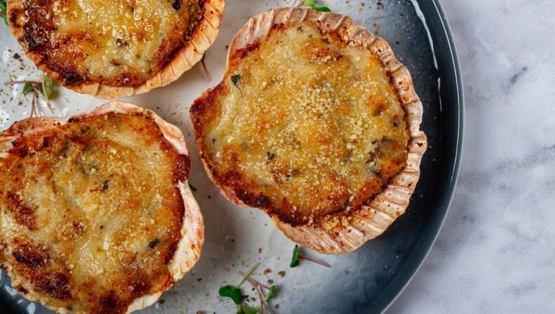 Scoici Saint Jacques &icirc;n stil parizian, rețeta sofisticată cu care &icirc;ți poți impresiona familia. Care e secretul acestui preparat