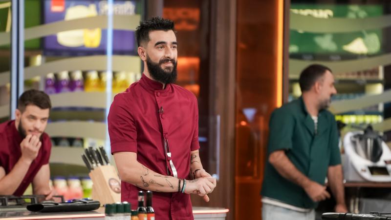 Descoperă povestea lui Samuel Cernea din Chefi la cuțite, parcursul său în echipa lui Chef Richard Abou Zaki, experiențele din bucătării de elită și dinamica din competiția culinară de la Antena 1.
