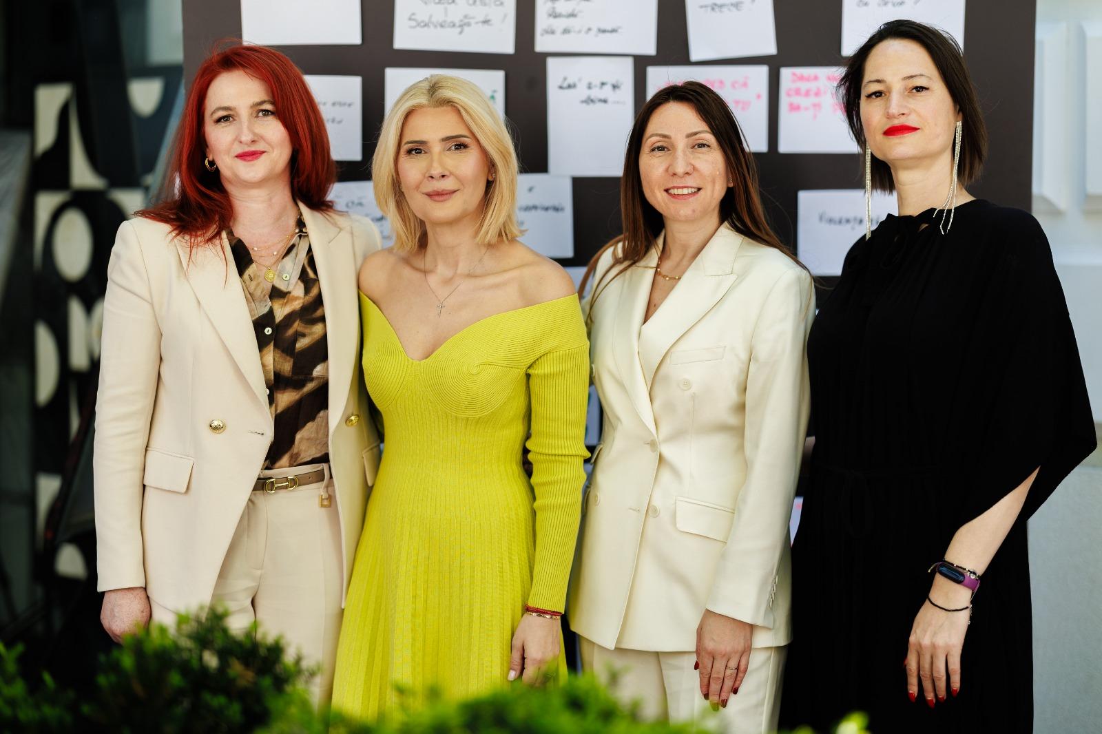 mai multe doamne una lângă cealaltă pe un fundal deschis la culoare