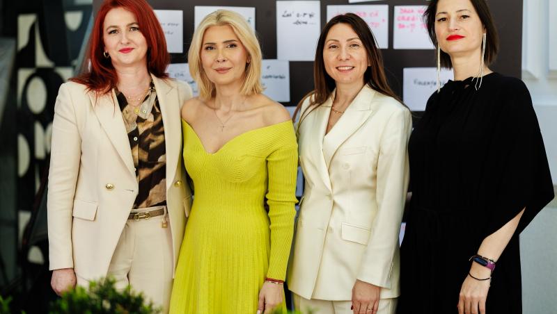 mai multe doamne una l&acirc;ngă cealaltă pe un fundal deschis la culoare