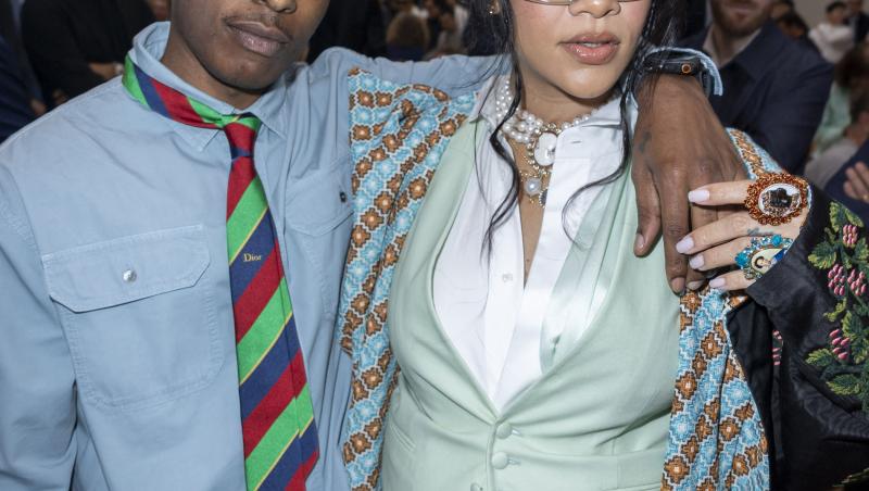 Rihanna si fiica sa, Rocki, prima poză oficială. Cum arată micuța si cu cine seamănă