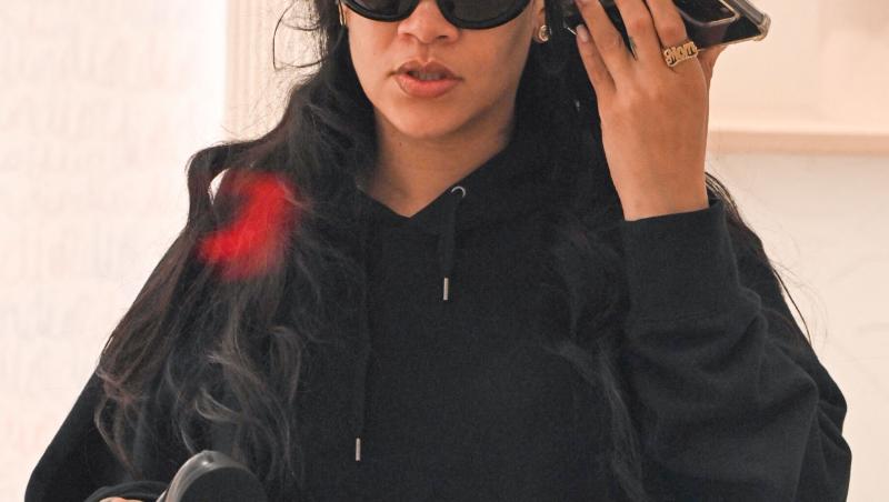 Rihanna si fiica sa, Rocki, prima poză oficială. Cum arată micuța si cu cine seamănă