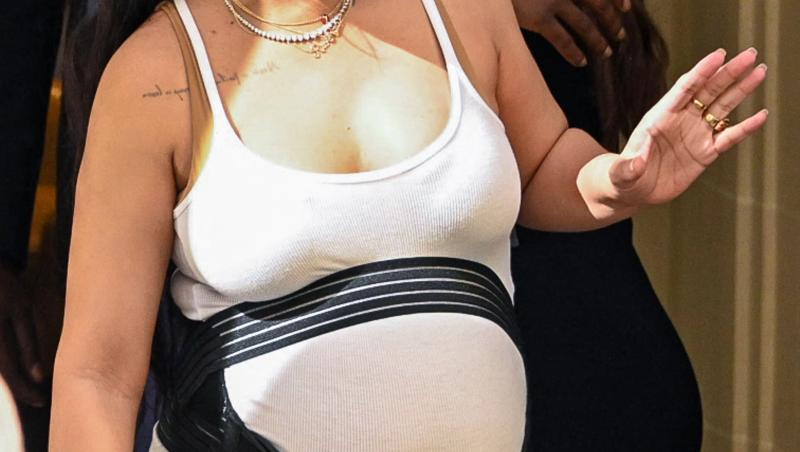 Rihanna si fiica sa, Rocki, prima poză oficială. Cum arată micuța si cu cine seamănă