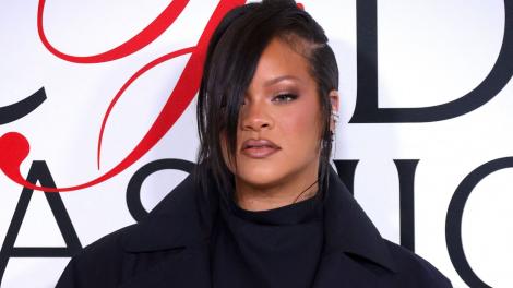 Rihanna si fiica sa, Rocki, prima poză oficială. Cum arată micuța si cu cine seamănă