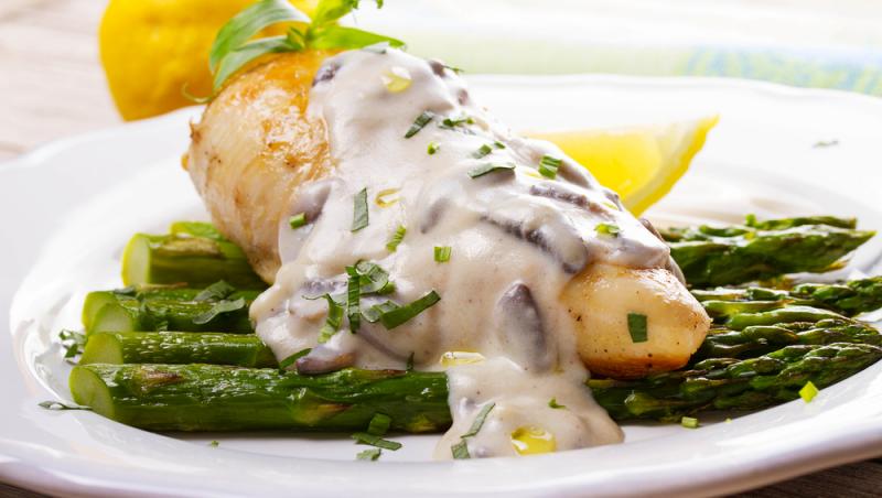 Pui cu sos cremos cu lăm&acirc;ie și sparanghel. Rețeta inedită care &icirc;i va fascina pe membrii familiei