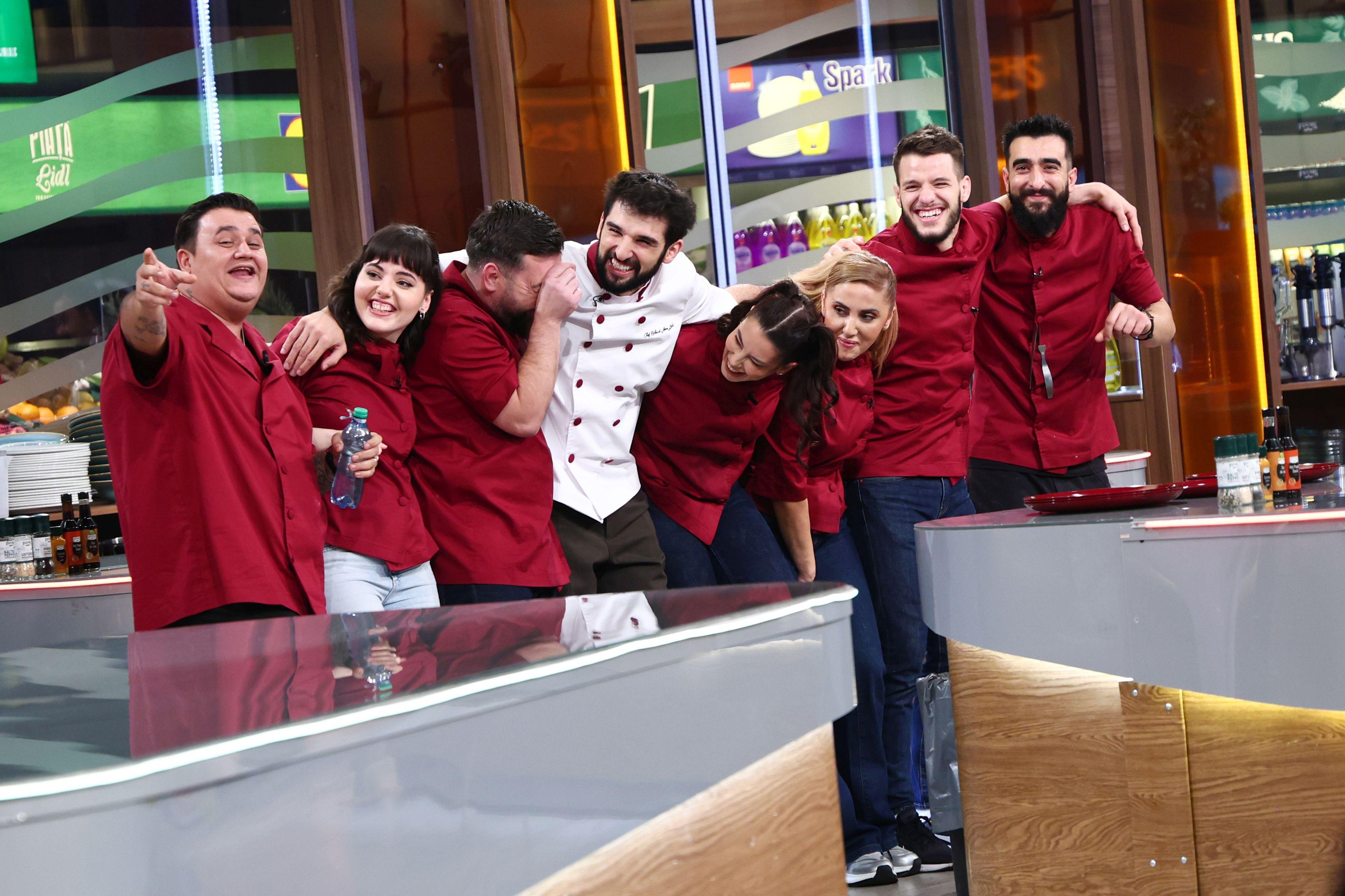 echipă chefi la cuțite pe un fundal deschis