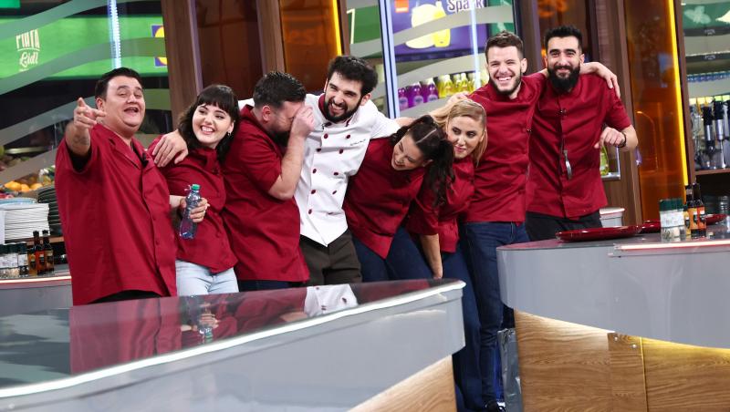 echipă chefi la cuțite pe un fundal deschis