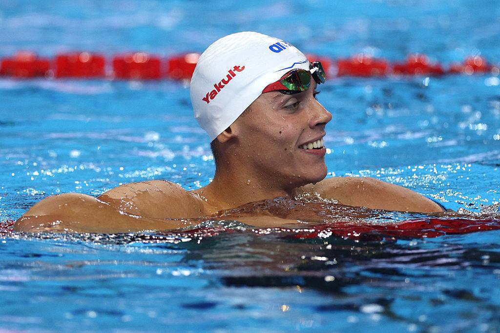 sportiv în apă pe un fundal deschis la culoare