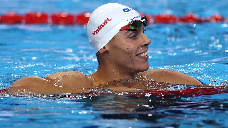 sportiv &icirc;n apă pe un fundal deschis la culoare