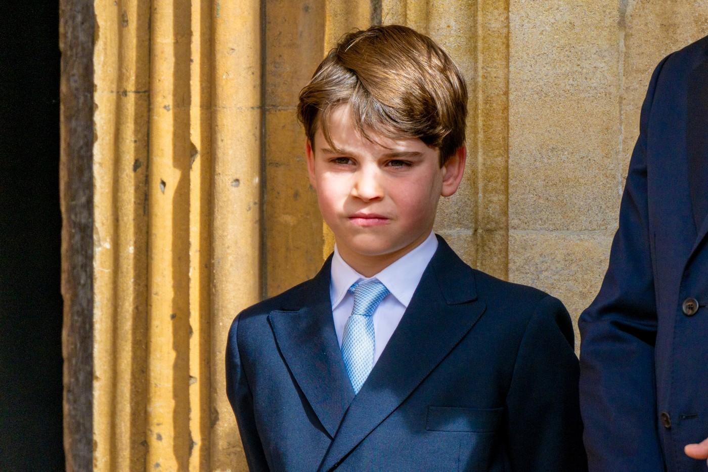 Prințul Louis poartă un costum pe un fundal deschis la culoare