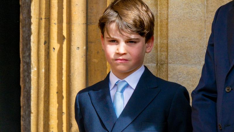 Prințul Louis poartă un costum pe un fundal deschis la culoare