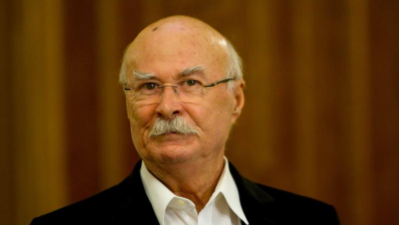 artist pe un fundal luminos