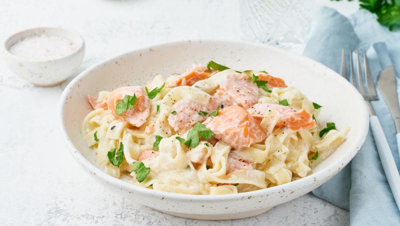 imagine cu tagliatelle cu somon si smantana