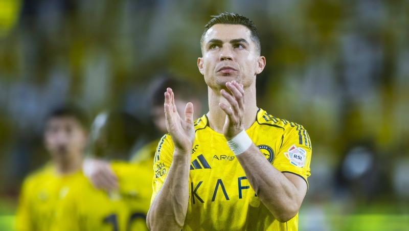 fotbalist poartă un costum galben pe un fundal deschis la culoare