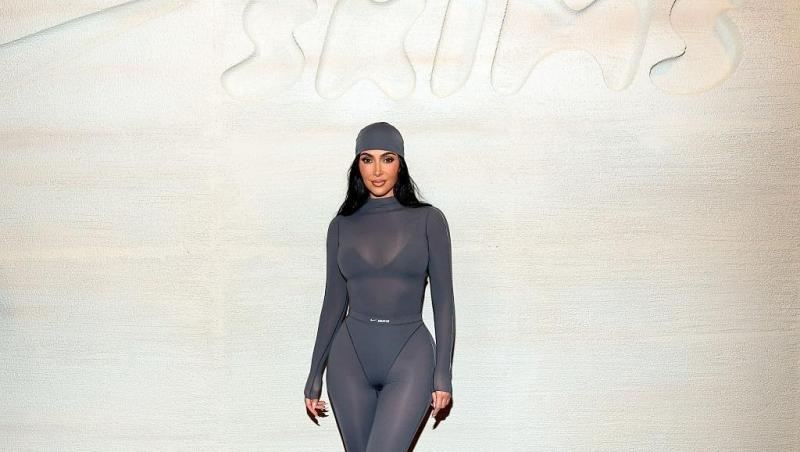 Kim Kardashian și Lewis Hamilton, ipostaze tandre în valurile oceanului. Imaginile care au generat o mulțime de reacții online