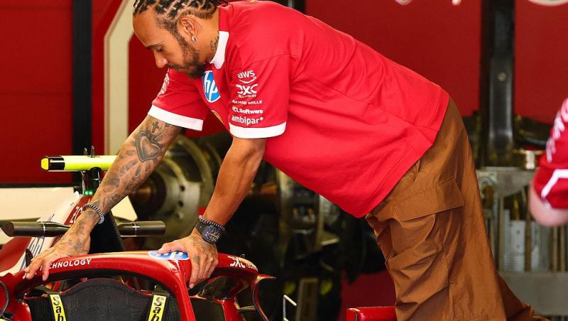 Kim Kardashian și Lewis Hamilton, ipostaze tandre în valurile oceanului. Imaginile care au generat o mulțime de reacții online