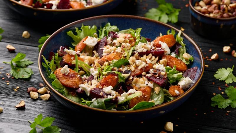 Sfeclă coaptă cu br&acirc;nză de capră și nuci prăjite. Ingrediente clasice, dar pline de stil