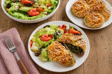 Plăcinte cu spanac și verdețuri de primăvară, servite cu salată de legume proaspete