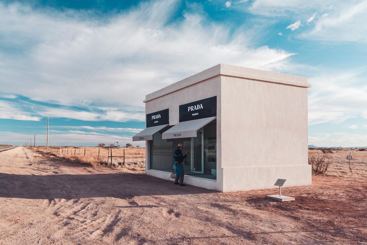 Buticul de lux construit &icirc;n pustietate, care nu vinde nimic. Ce e Prada Marfa, de fapt