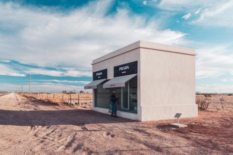 Buticul de lux construit &icirc;n pustietate, care nu vinde nimic. Ce e Prada Marfa, de fapt