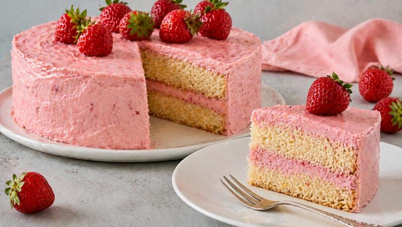 Fiecare felie aduce un contrast plăcut &icirc;ntre blatul pufos și crema fină, cu o aromă intensă de căpșuni