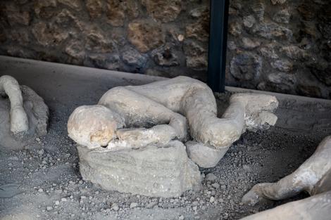 Ultimele momente ale unei victime din Pompei au fost recreate. Prin ce a trecut bărbatul care a &icirc;ncercat să se protejeze cu un vas