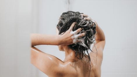 Mit sau adevăr: trebuie să te speli cu șampon de două ori? Explicația pe care nu ți‑a spus-o nimeni p&acirc;nă acum