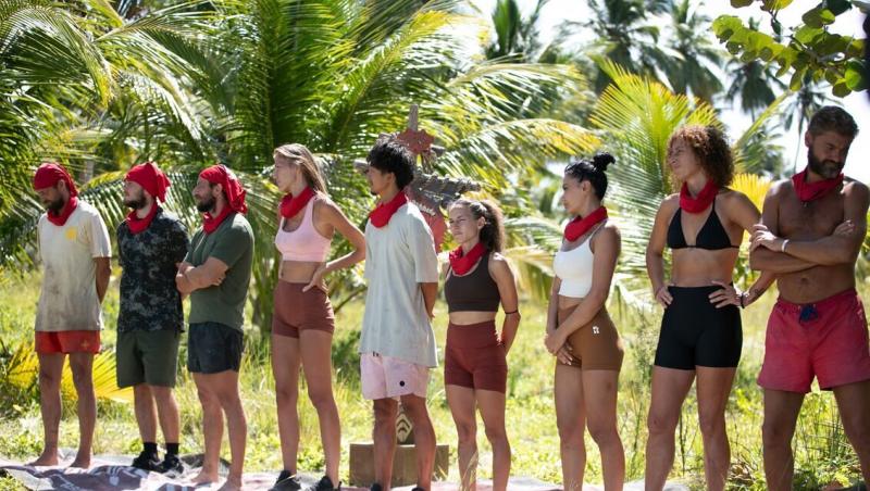 oameni &icirc;ntr-un concurs pe un fundal deschis la culoare