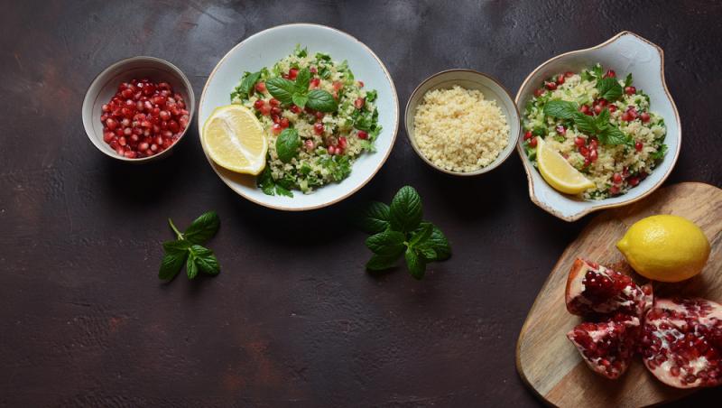 Salată de couscous cu lăm&acirc;ie, rodie și mentă. O rețetă pe care nu vrei s-o ratezi!