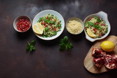 Salată de couscous cu lăm&acirc;ie, rodie și mentă. O rețetă pe care nu vrei s-o ratezi!