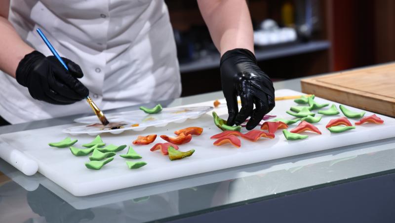 Chefi la cuțite, 6 aprilie 2026. Simina Baciu i-a surprins pe chefi cu torturile ei în formă de mici, frigărui, burger și shaorma