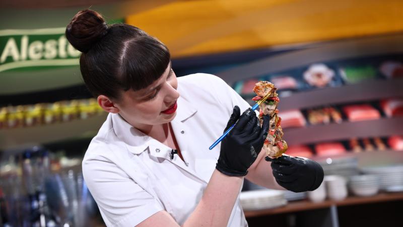 Chefi la cuțite, 6 aprilie 2026. Simina Baciu i-a surprins pe chefi cu torturile ei în formă de mici, frigărui, burger și shaorma