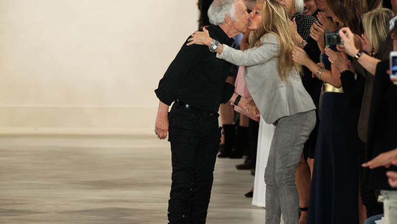 Cel mai generos miliardar din lume! El își împarte averea la săraci și bolnavii de cancer