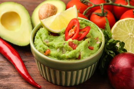 Guacamole &ndash; cum &icirc;l păstrezi verde și proaspăt + rețetă autentică