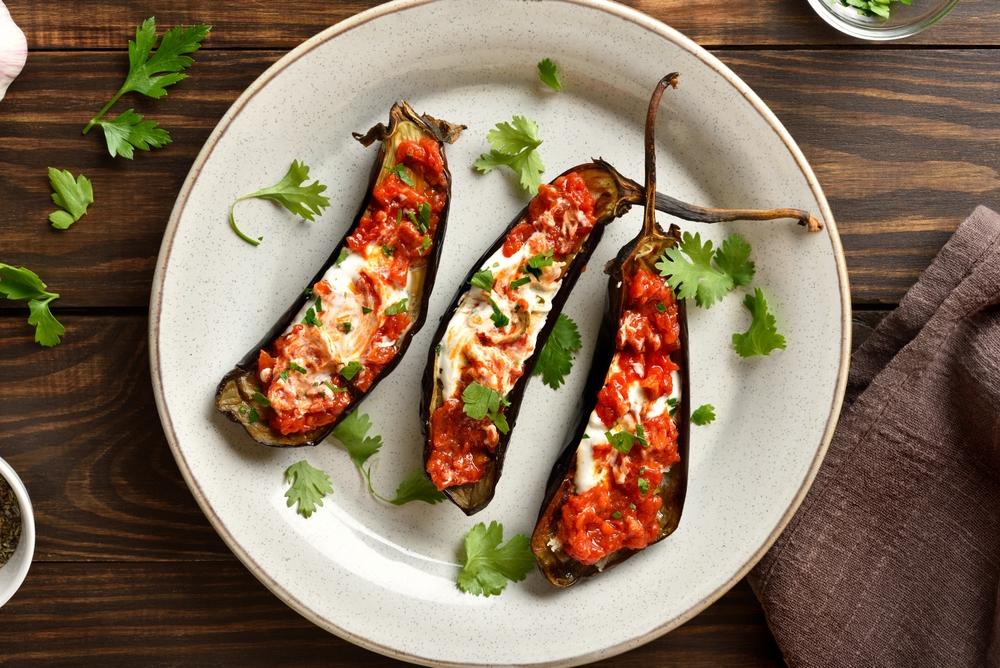 Rețeta delicioasă și rapidă de vinete coapte cu iaurt și harissa. Preparatul simplu care va fi &icirc;ndrăgit de toți