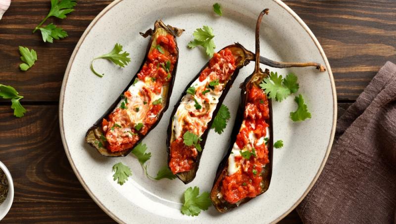 Rețeta delicioasă și rapidă de vinete coapte cu iaurt și harissa. Preparatul simplu care va fi &icirc;ndrăgit de toți