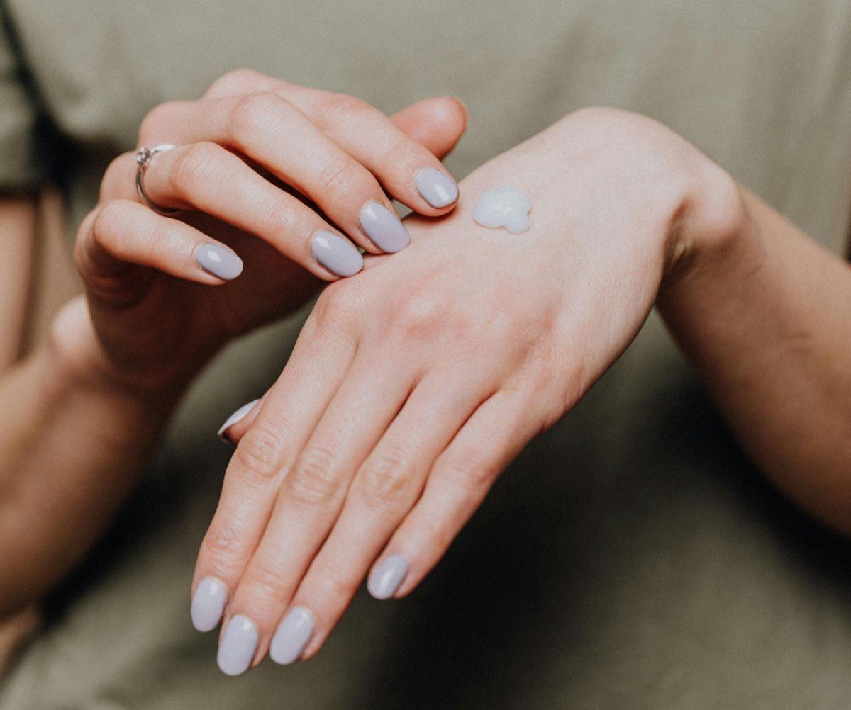 Metode ca m&acirc;inile tale să arate mai tinere. Forme, culori și trucuri de manichiură care funcționează