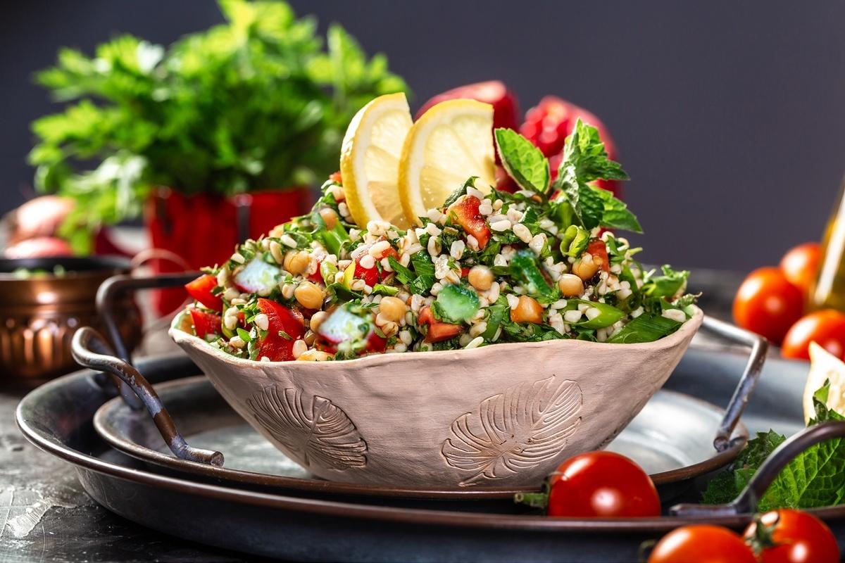 Salată tabbouleh de primăvară, cu ridichi crocante, năut sățios și castraveți proaspeți