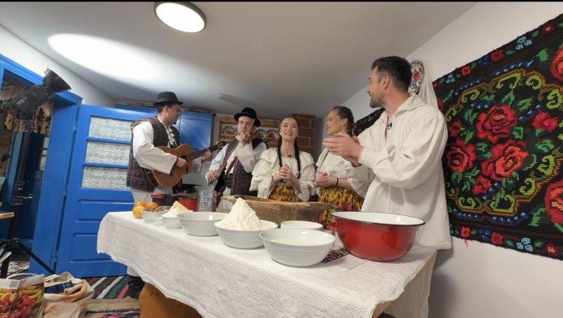 oameni &icirc;n platou