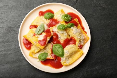 Ravioli cu homar și sos de br&acirc;nză și roșii. Rețeta sofisticată cu care &icirc;ți vei impresiona oaspeții