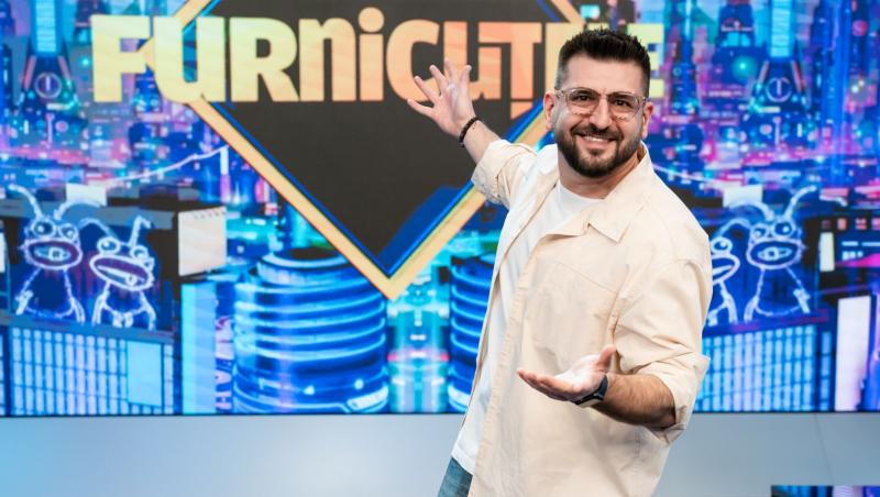 Radu Ciucă poartă o ținută deschisă la culoare pe un fundal deschis