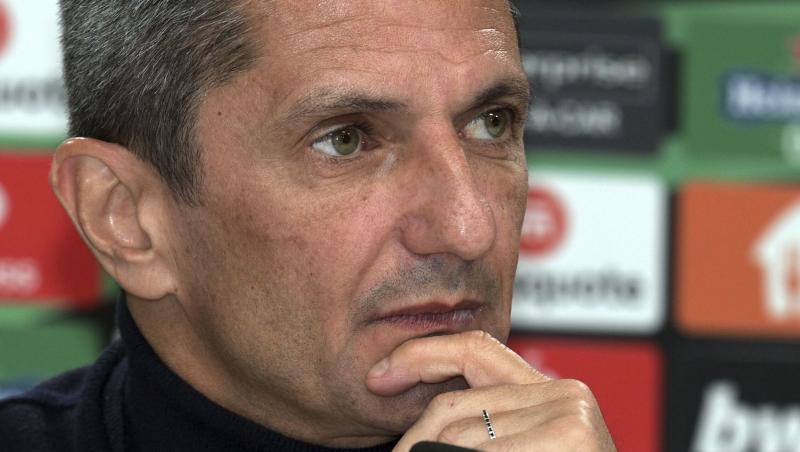 Gestul copleșitor făcut de Răzvan Lucescu la priveghiul tatălui său. Mircea Lucescu este omagiat pe Arena Națională