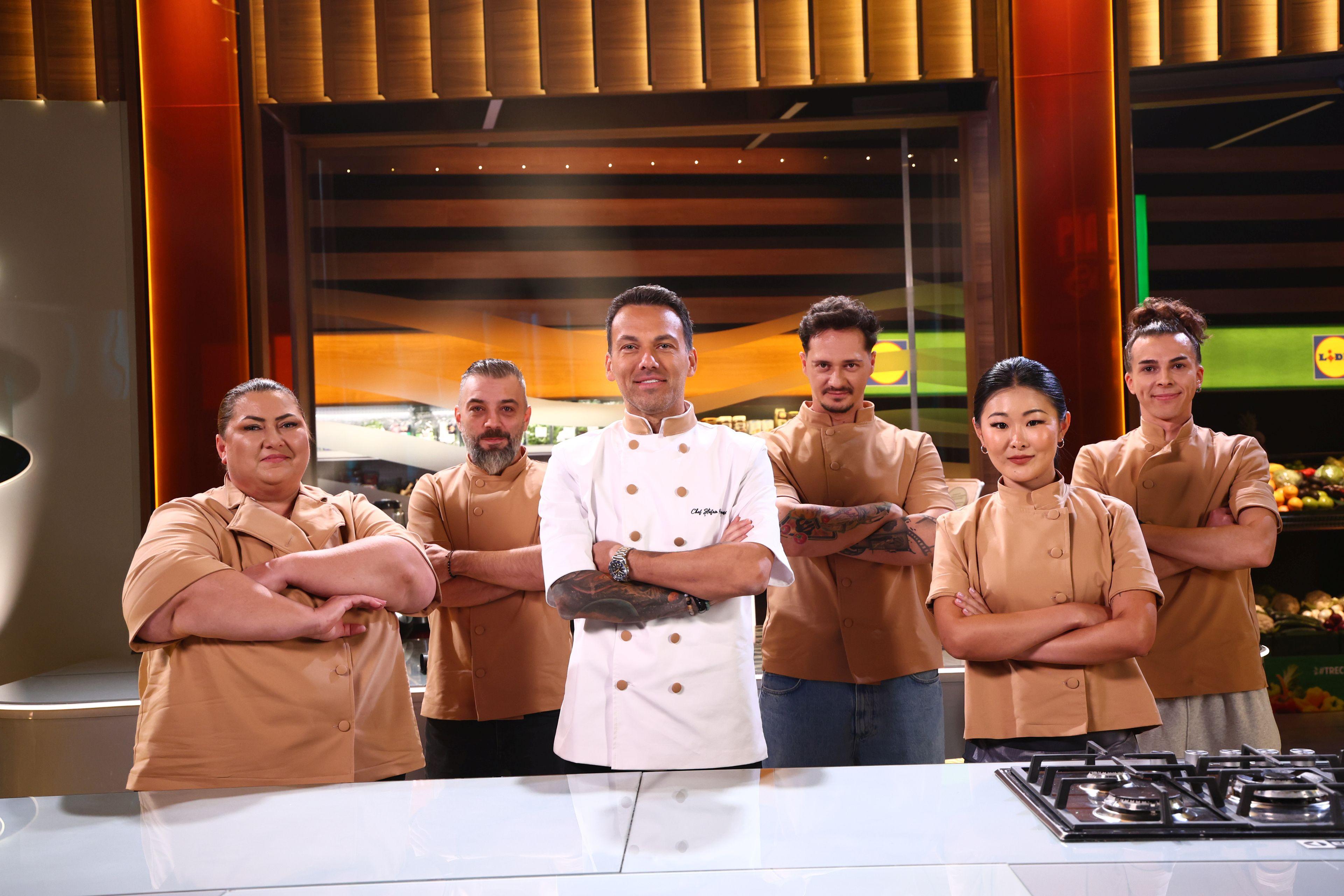 echipa lui chef stefan pe un fundal deschis la culoare