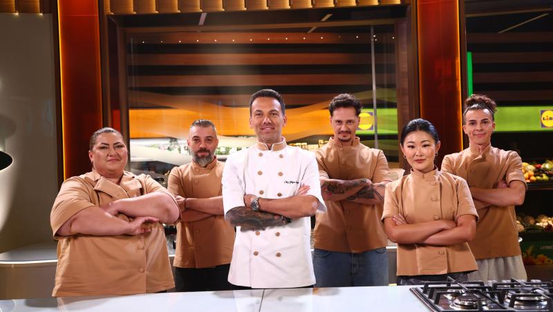 echipa lui chef stefan pe un fundal deschis la culoare