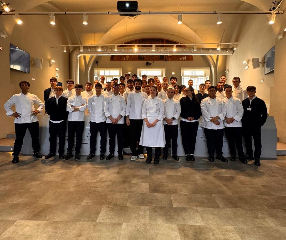 mai mulți bucătari la un loc pe un fundal deschis la culoare