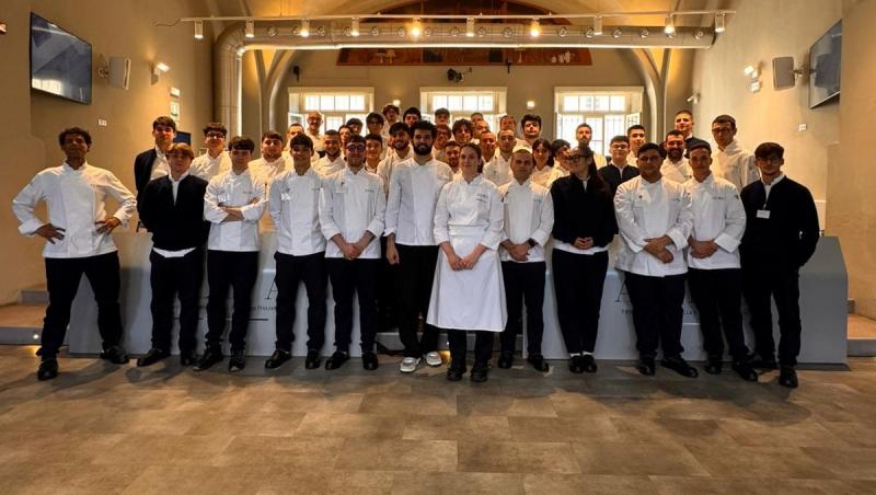 mai mulți bucătari la un loc pe un fundal deschis la culoare