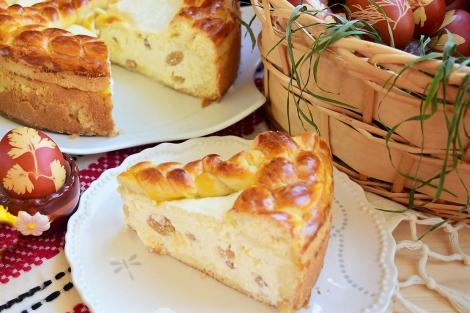 O rețetă clasică de pască pregătită de Chef Nicolai Tand: pască cu br&acirc;nză dulce, aromată cu lăm&acirc;ie și vanilie